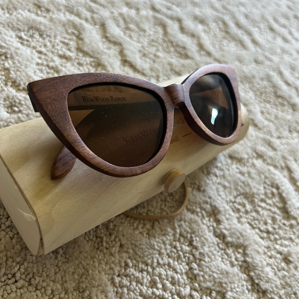 Kia wood frame cat-eye sunglasses. Polarized